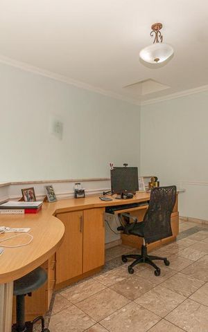 Casa de condomínio à venda com 355m², 4 quartos e 3 vagas Casa de condomínio à venda com 355m², 4 quartos e 3 vagasHome Office