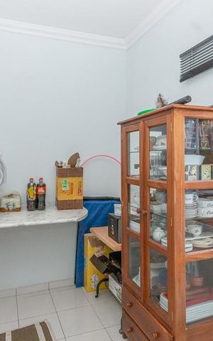 Casa de condomínio à venda com 355m², 4 quartos e 3 vagas Casa de condomínio à venda com 355m², 4 quartos e 3 vagasQuarto de Serviço
