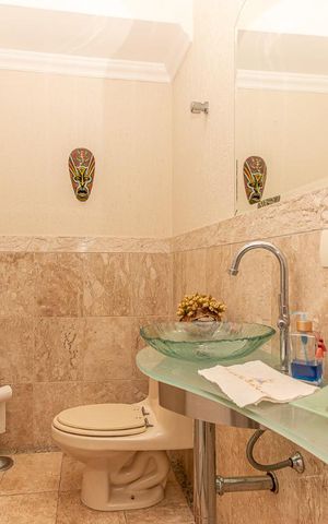 Casa de condomínio à venda com 355m², 4 quartos e 3 vagas Casa de condomínio à venda com 355m², 4 quartos e 3 vagasLavabo