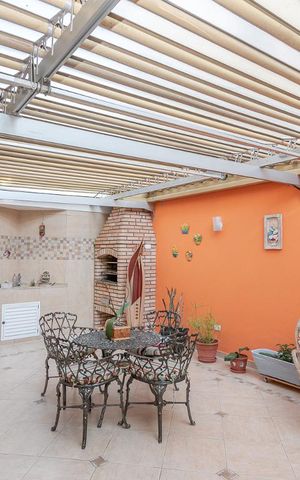 Casa de condomínio à venda com 355m², 4 quartos e 3 vagas Casa de condomínio à venda com 355m², 4 quartos e 3 vagasArea Externa