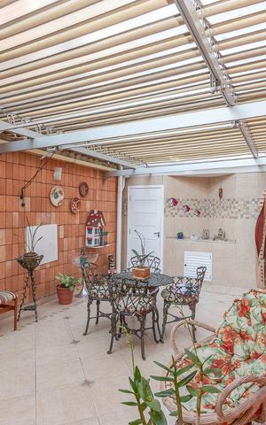 Casa de condomínio à venda com 355m², 4 quartos e 3 vagas Casa de condomínio à venda com 355m², 4 quartos e 3 vagasArea Externa