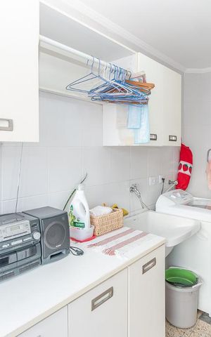Casa de condomínio à venda com 355m², 4 quartos e 3 vagas Casa de condomínio à venda com 355m², 4 quartos e 3 vagasLavanderia