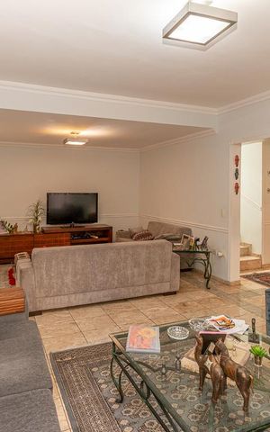 Casa de condomínio à venda com 355m², 4 quartos e 3 vagas Casa de condomínio à venda com 355m², 4 quartos e 3 vagasSala