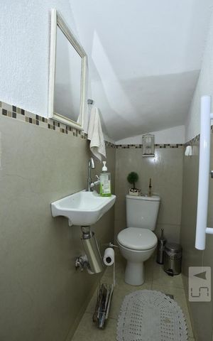 Casa de condomínio para alugar com 180m², 2 quartos e 2 vagasLavabo