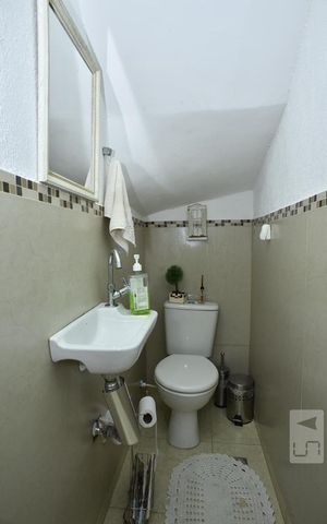 Casa de condomínio para alugar com 180m², 2 quartos e 2 vagasLavabo