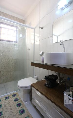 Casa à venda com 128m², 3 quartos e 4 vagasBanheiro da Suíte 1
