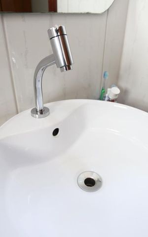 Casa à venda com 128m², 3 quartos e 4 vagasBanheiro da Suíte 1 - torneira
