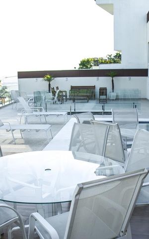 Casa à venda com 460m², 4 quartos e 3 vagasArea de espaço social da piscina