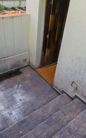 Casa à venda com 170m², 3 quartos e 3 vagasEscada