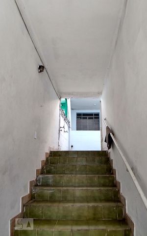 Casa à venda com 150m², 5 quartos e 1 vaga Casa à venda com 150m², 5 quartos e 1 vagaEscada