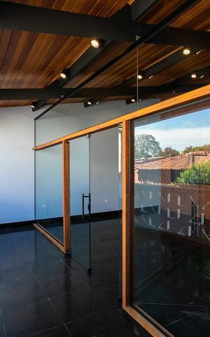 Casa à venda com 390m², 4 quartos e 4 vagas Casa à venda com 390m², 4 quartos e 4 vagasEscritório