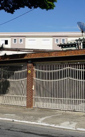 Casa à venda com 100m², 4 quartos e 3 vagas Casa à venda com 100m², 4 quartos e 3 vagasFachada