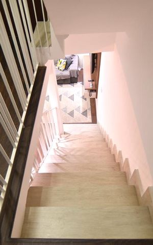 Casa à venda com 161m², 3 quartos e 2 vagasEscada para o primeiro piso