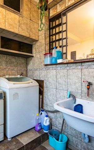 Casa à venda com 100m², 3 quartos e 2 vagas1o. Andar - Área de serviço