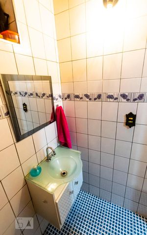 Casa à venda com 100m², 3 quartos e 2 vagas1o. Andar - Lavabo
