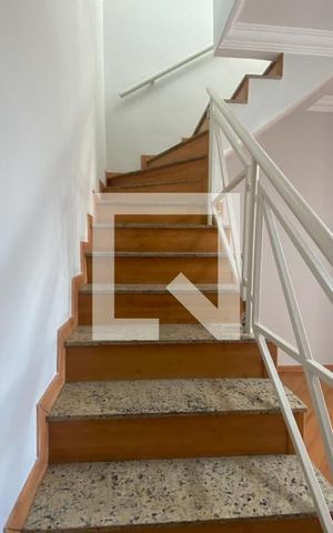 Apartamento à venda com 200m², 4 quartos e 3 vagas Apartamento à venda com 200m², 4 quartos e 3 vagasEscada