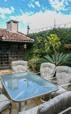 Casa à venda com 350m², 3 quartos e 2 vagas Casa à venda com 350m², 3 quartos e 2 vagasVaranda