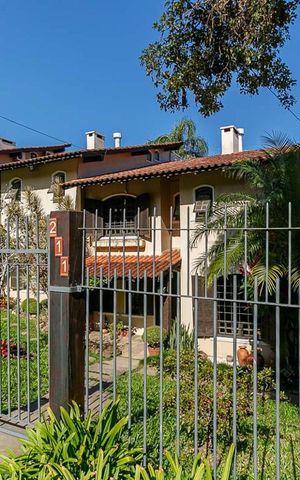 Casa à venda com 350m², 3 quartos e 2 vagas Casa à venda com 350m², 3 quartos e 2 vagasFachada