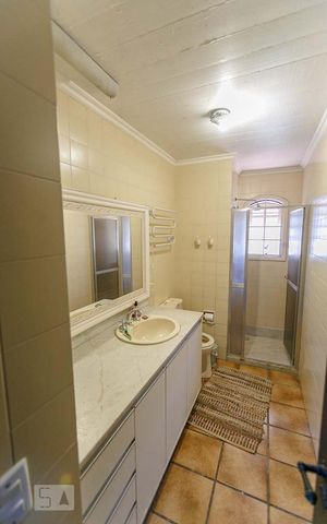 Casa à venda com 350m², 3 quartos e 2 vagas Casa à venda com 350m², 3 quartos e 2 vagasBanheiro do Corredor