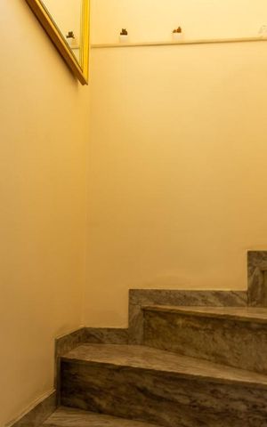 Casa à venda com 250m², 3 quartos e 4 vagas Casa à venda com 250m², 3 quartos e 4 vagasEscada