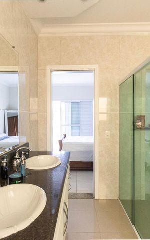 Casa à venda com 280m², 4 quartos e 6 vagas Casa à venda com 280m², 4 quartos e 6 vagasBanheiro da Suíte 1