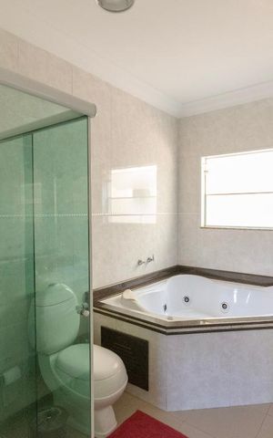 Casa à venda com 280m², 4 quartos e 6 vagas Casa à venda com 280m², 4 quartos e 6 vagasBanheiro da Suíte 1
