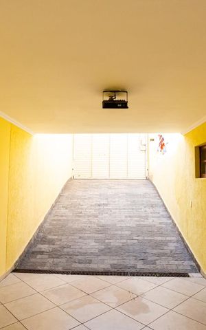 Casa à venda com 180m², 3 quartos e 4 vagas Casa à venda com 180m², 3 quartos e 4 vagasGaragem