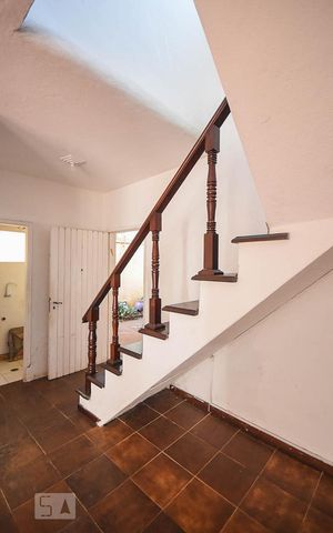 Casa à venda com 150m², 3 quartos e 2 vagas Casa à venda com 150m², 3 quartos e 2 vagasEscada