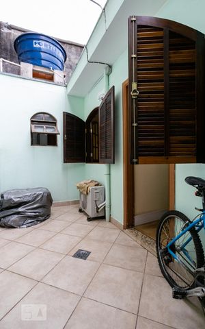 Casa à venda com 270m², 2 quartos e 8 vagas Casa à venda com 270m², 2 quartos e 8 vagasQuintal