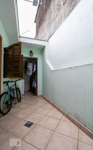 Casa à venda com 270m², 2 quartos e 8 vagas Casa à venda com 270m², 2 quartos e 8 vagasQuintal