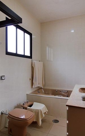 Casa à venda com 430m², 4 quartos e 5 vagas Casa à venda com 430m², 4 quartos e 5 vagasBanheiro da Suíte 2