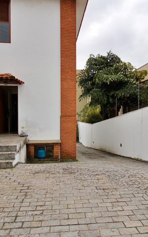 Casa à venda com 430m², 4 quartos e 5 vagas Casa à venda com 430m², 4 quartos e 5 vagasGaragem