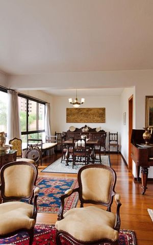 Casa à venda com 430m², 4 quartos e 5 vagas Casa à venda com 430m², 4 quartos e 5 vagasSala