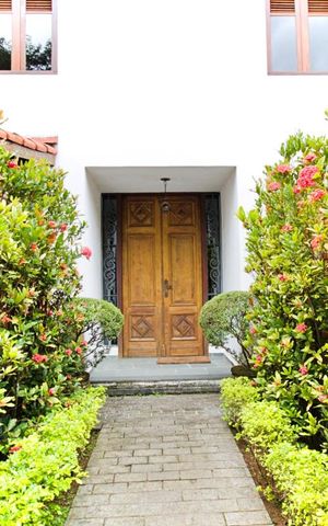 Casa à venda com 430m², 4 quartos e 5 vagas Casa à venda com 430m², 4 quartos e 5 vagasEntrada.