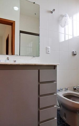 Casa à venda com 430m², 4 quartos e 5 vagas Casa à venda com 430m², 4 quartos e 5 vagasBanheiro da Suíte 3