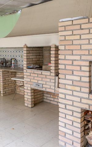 Casa à venda com 300m², 3 quartos e 2 vagas Casa à venda com 300m², 3 quartos e 2 vagasÁrea Externa - Churrasqueira e Forno de Pizza
