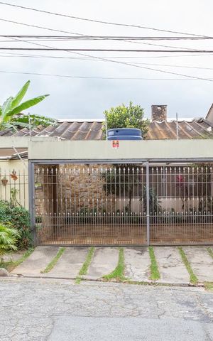 Casa à venda com 300m², 3 quartos e 2 vagas Casa à venda com 300m², 3 quartos e 2 vagasFachada