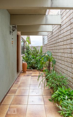 Casa à venda com 300m², 3 quartos e 2 vagas Casa à venda com 300m², 3 quartos e 2 vagasEntrada