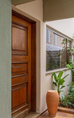 Casa à venda com 300m², 3 quartos e 2 vagas Casa à venda com 300m², 3 quartos e 2 vagasEntrada sala