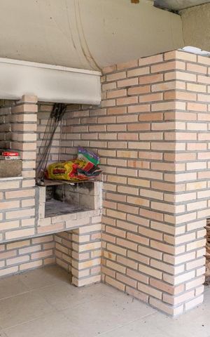 Casa à venda com 300m², 3 quartos e 2 vagas Casa à venda com 300m², 3 quartos e 2 vagasÁrea Externa - Churrasqueira e Forno de Pizza