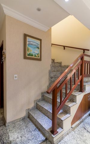 Casa à venda com 154m², 3 quartos e 2 vagasEscadas