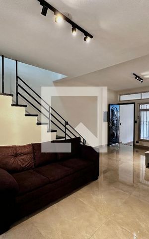 Casa à venda com 140m², 2 quartos e 2 vagas Casa à venda com 140m², 2 quartos e 2 vagasSala