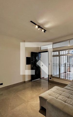 Casa à venda com 140m², 2 quartos e 2 vagas Casa à venda com 140m², 2 quartos e 2 vagasSala