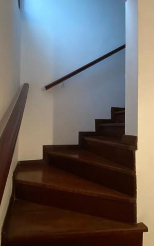 Casa para alugar com 143m², 4 quartos e 3 vagas Casa para alugar com 143m², 4 quartos e 3 vagasEscada