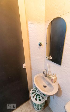 Casa à venda com 95m², 2 quartos e 2 vagas1o. Andar - Banheiro de serviço