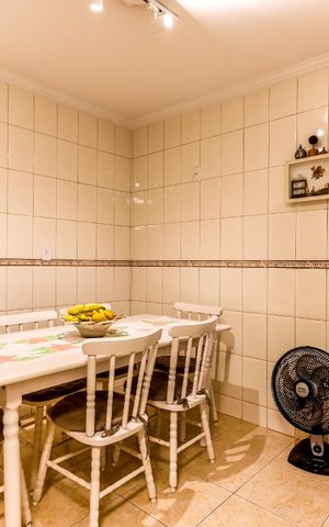Casa à venda com 106m², 4 quartos e 2 vagas Casa à venda com 106m², 4 quartos e 2 vagasCopa e Cozinha