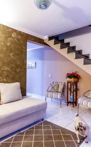 Casa à venda com 106m², 4 quartos e 2 vagas Casa à venda com 106m², 4 quartos e 2 vagasSala