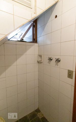 Casa à venda com 180m², 5 quartos e 2 vagas Casa à venda com 180m², 5 quartos e 2 vagasBanheiro Suite 2º Andar