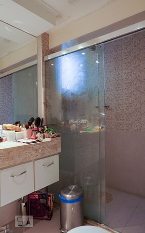 Apartamento à venda com 240m², 4 quartos e 2 vagas Apartamento à venda com 240m², 4 quartos e 2 vagasBanheiro da Suíte 1