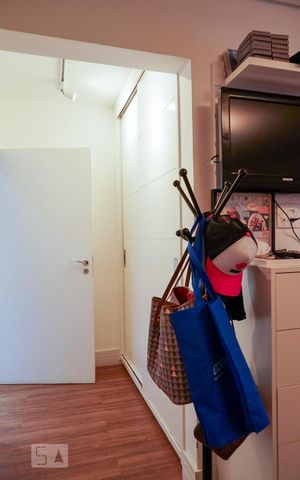 Apartamento à venda com 240m², 4 quartos e 2 vagas Apartamento à venda com 240m², 4 quartos e 2 vagasSuíte 1